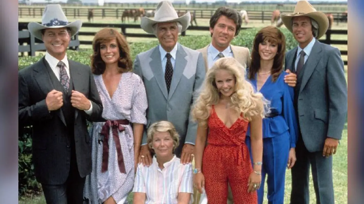 Larry Hackman, Linda Gray, Jim Davis, Patrick Duffy, Victoria Principal, Ken Kercheval, Barbara Bel Geddes und Charlene Tilton den Ewing-Clan in der Fernsehserie „Dallas”.