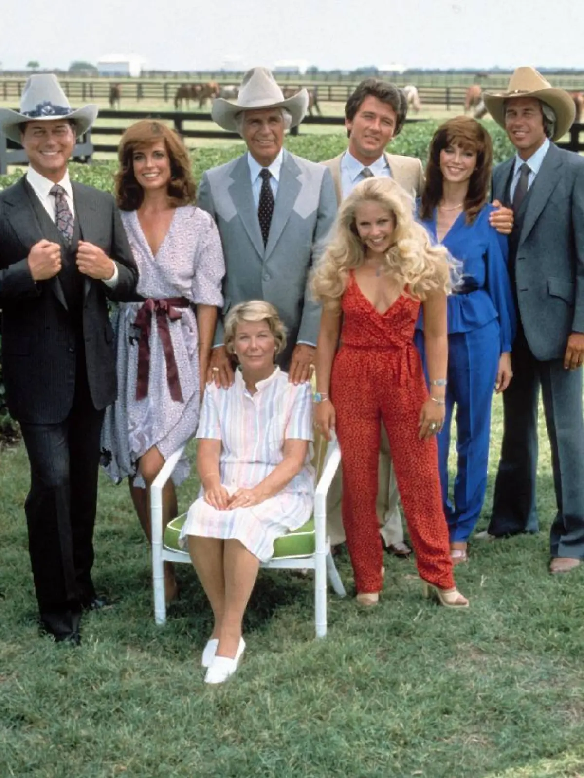 Larry Hackman, Linda Gray, Jim Davis, Patrick Duffy, Victoria Principal, Ken Kercheval, Barbara Bel Geddes und Charlene Tilton den Ewing-Clan in der Fernsehserie „Dallas”.