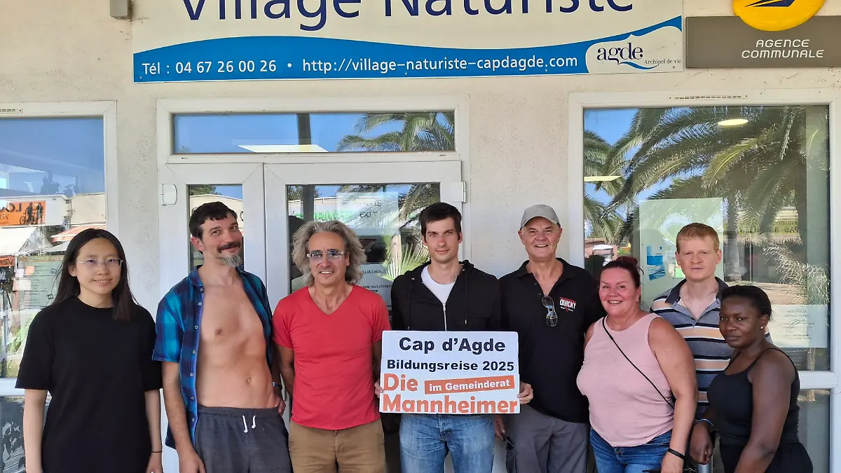 Stadtrat Julien Ferrat mit einem Teil der Cap d'Agde-Delegation.jpg