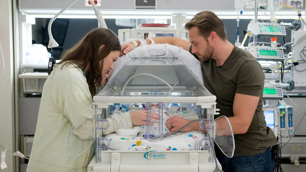 Danielle (L) and Adam Busby stand with one of their babies in an incubator in The Women's Hospital of Texas in Houston, in this undated handout photo. Danielle Busby gave birth to five girls in four minutes by cesarean section last week and all are doing well, a Texas hospital said. The hospital said the Busby girls are the first all-female quintuplets documented in the United States. REUTERS/The Women's Hospital of Texas/Handout via ReutersATTENTION EDITORS - THIS PICTURE WAS PROVIDED BY A THIRD PARTY. REUTERS IS UNABLE TO INDEPENDENTLY VERIFY THE AUTHENTICITY, CONTENT, LOCATION OR DATE OF THIS IMAGE. FOR EDITORIAL USE ONLY. NOT FOR SALE FOR MARKETING OR ADVERTISING CAMPAIGNS. THIS PICTURE IS DISTRIBUTED EXACTLY AS RECEIVED BY REUTERS, AS A SERVICE TO CLIENTS. NO SALES. NO ARCHIVES. NO COMMERCIAL USE.
 TPX IMAGES OF THE DAY