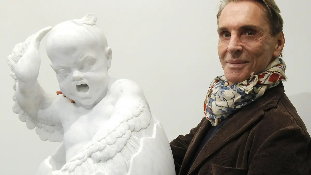 Der Künstler Wolfgang Joop steht am Dienstag (16.11.2010) in der Galerie Michael Schultz in Berlin neben seinem Kunstwerk "Good Morning Monday". Die Austellung "Death and Faith läuft noch bis zum 08. Januar 2011. Foto: Britta Pedersen dpa/lbn  +++(c) dpa - Bildfunk+++