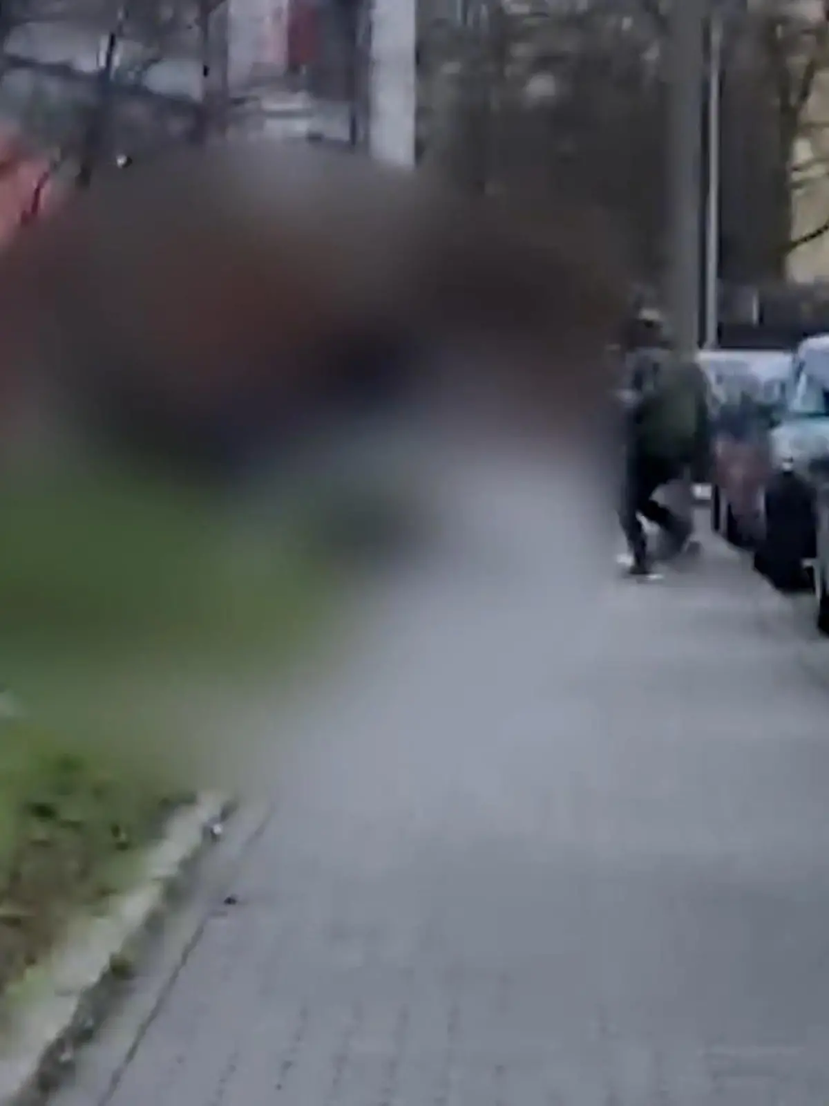 In Erfurt sollen drei vermummte Linksradikale zwei Männer angriffen und schwer verletzt haben. Bei den Opfern soll es sich nach Angaben der Polizei um Rechtsradikale handeln. Jetzt hat die Polizei zwei Videos und ein Phantombild der mutmaßlichen Täter veröffentlicht.
