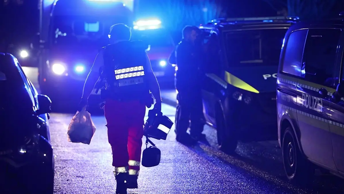 Mann stirbt vor Wohnungstür.