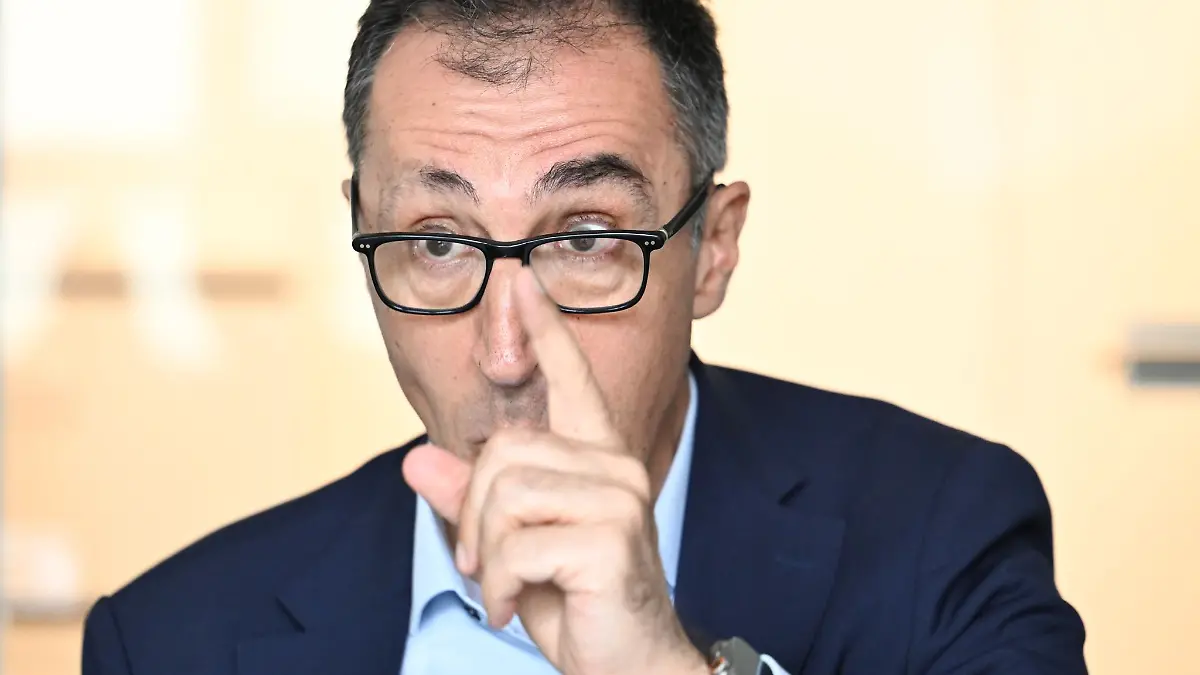 Özdemir beschreibt sich selbst als «mobiltelefonaffin».