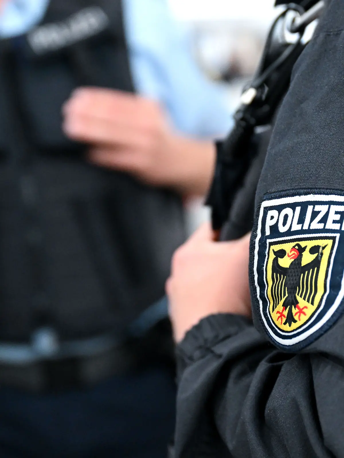 Dreister Diebstahl in Hamburg: Ein Mann entwendet aus einem zivilen Polizeifahrzeug nahe dem Dammtor-Bahnhof einen Rucksack – angeblich mit Funkgerät und Dienstwaffe. Polizei startet Großfahndung.