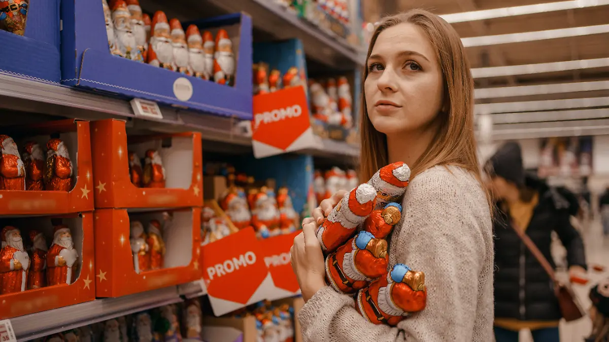 Frau kauft Schoko-Nikoläuse ein