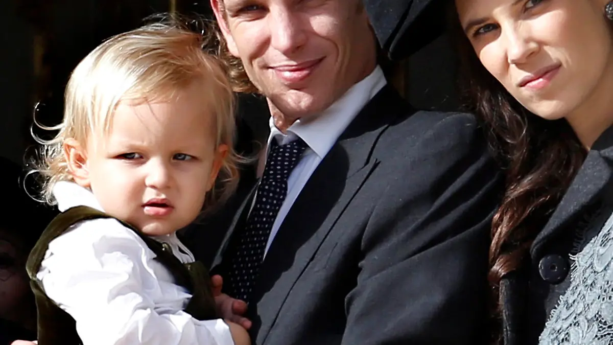 FILE - Andrea Casiraghi (C) holds his son Alexandre 'Sacha' Casiraghi next to his wife Tatiana Santo Domingo as they watch the Army Parade, as part of the official ceremonies for the Monaco National Day in Monte Carlo, Monaco, 19 November 2014. EPA/SEBASTIEN NOGIER (zu dpa "Nachwuchs in Monaco: Prinzessin Caroline freut sich über Enkelin" vom 14.04.2015) +++(c) dpa - Bildfunk+++