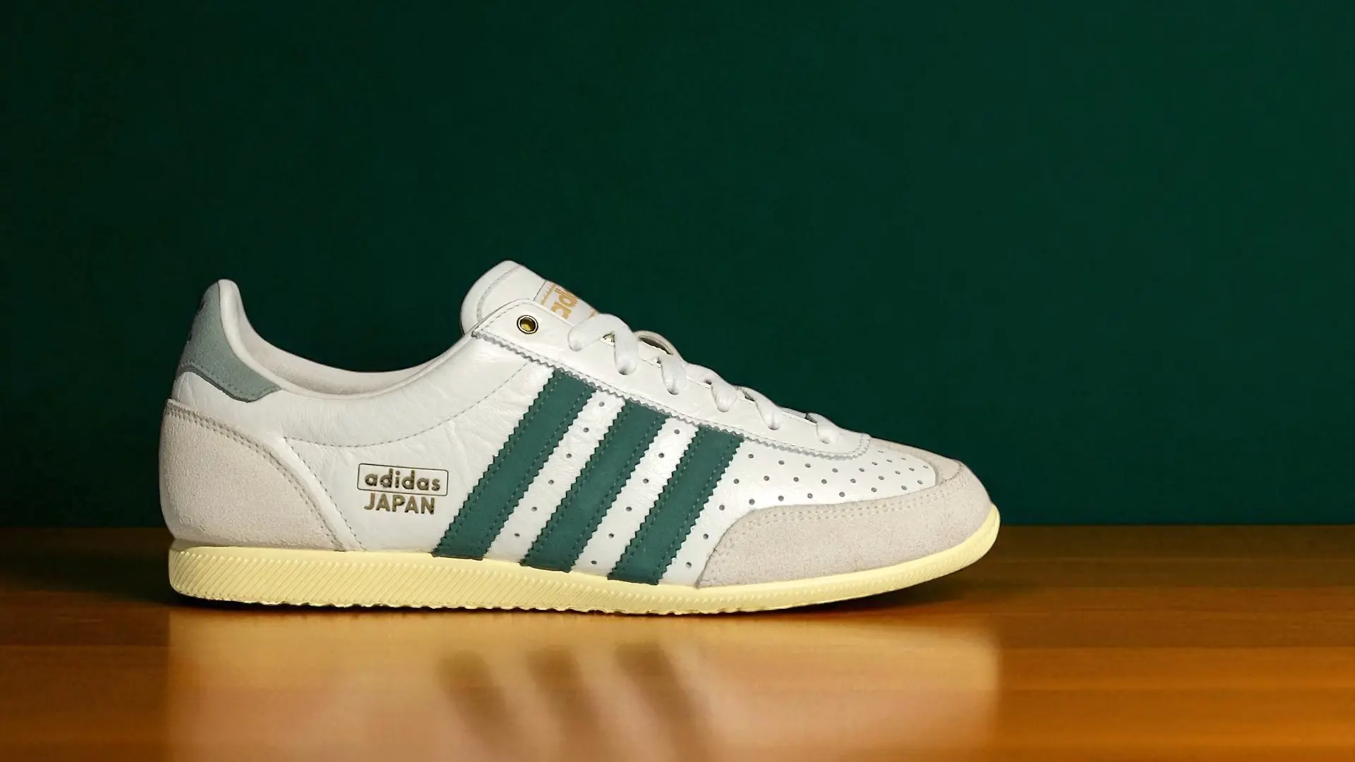 Adidas Japan Sneaker vor dunkelgrünem Hitnergrund.