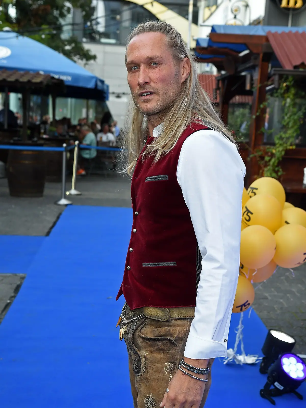 Bild zu: "Beim Schwanz glüht die Lederhose – Nico startet neu durch"