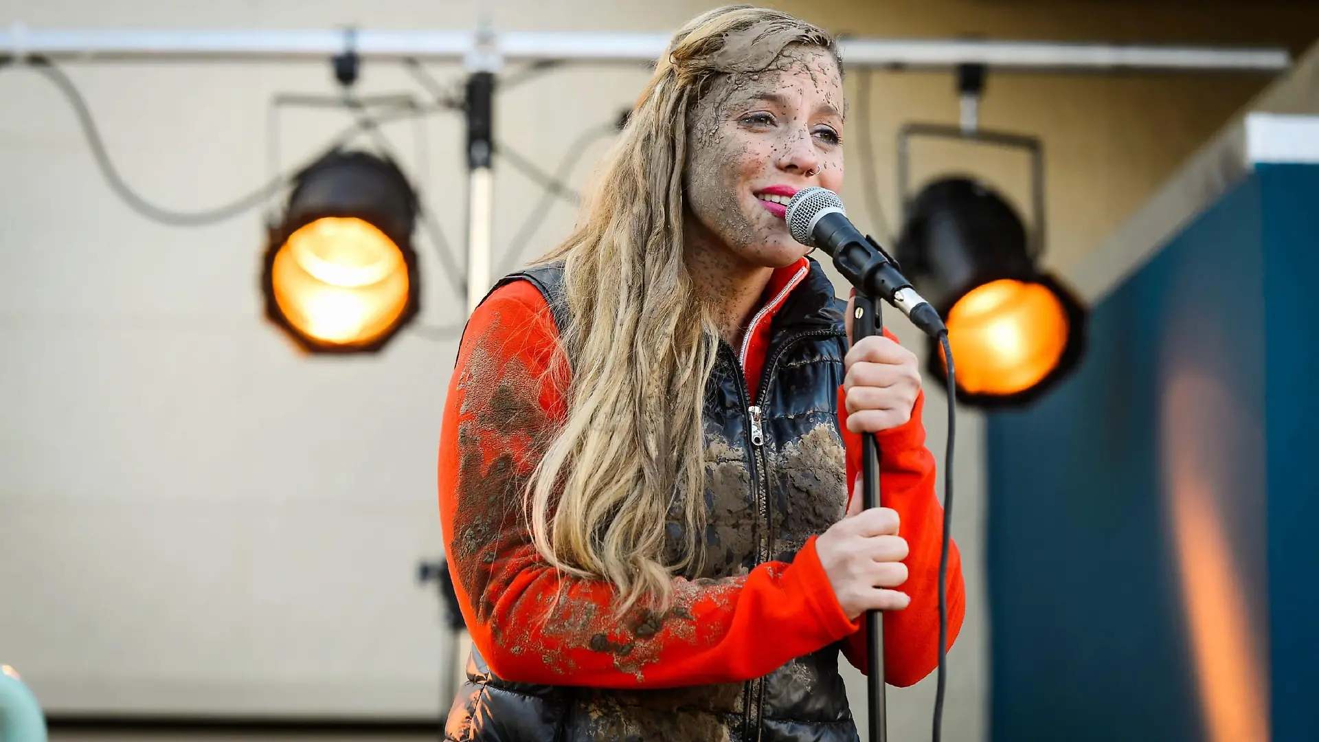 Total verdreckt durch ihren Fall in den Matsch, tritt Iva (Christina Klein) trotzdem bei dem DKMS-Event auf und trifft mit ihrem ungeschminkten Auftritt alle Zuschauer mitten ins Herz...