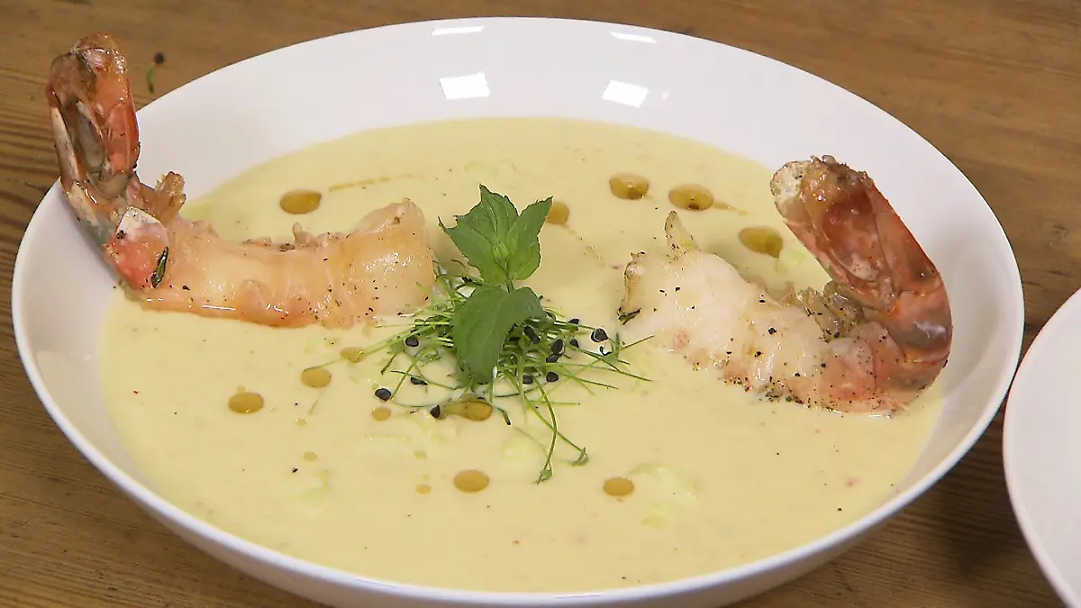 kalte Joghurt-Gurken-Suppe mit Garnelen