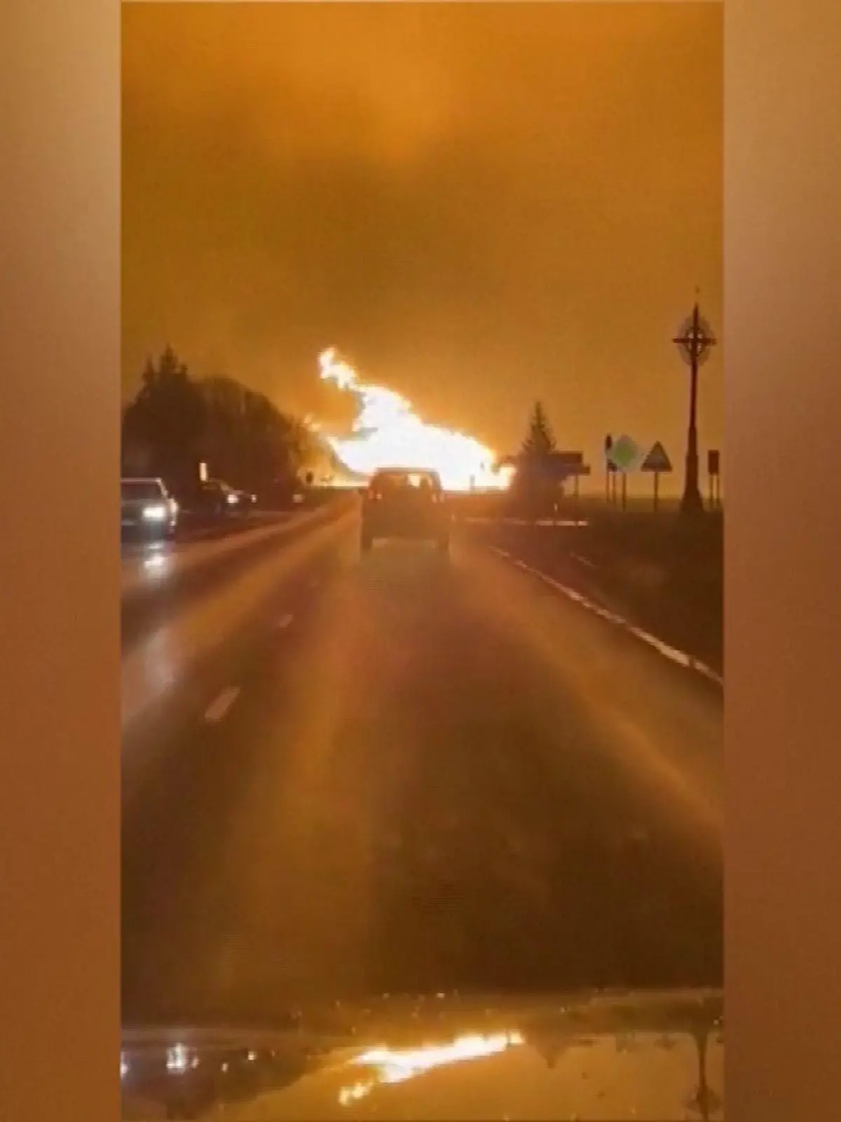 Videos der Bewohner zeigen die 17 Meter hohen Flammen