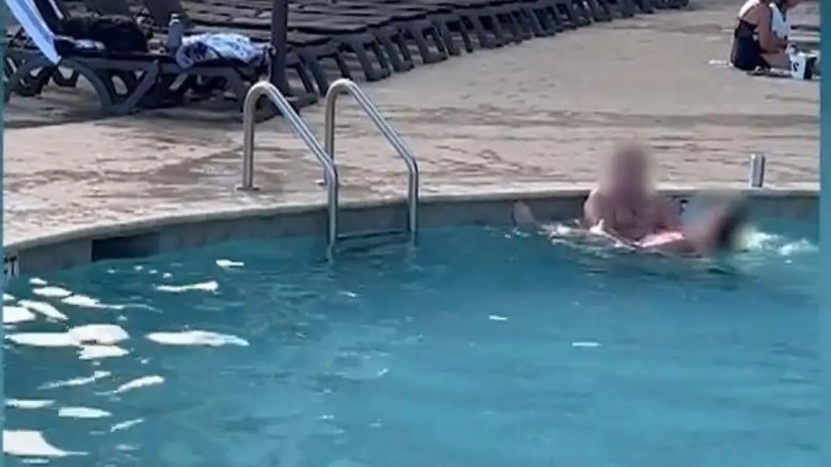 Pack deine Pool-Nudel weg! Paar hat Sex im Becken - dann fliegt ein Ball  Kamasutra statt Aquagymnastik 