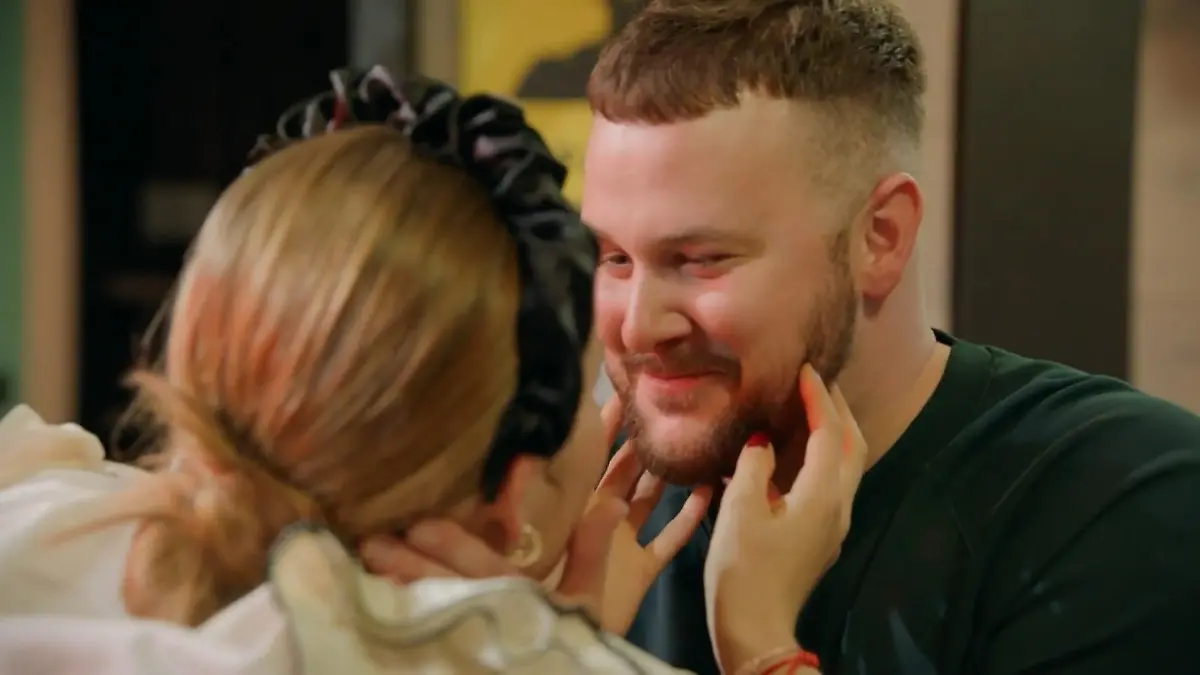 Dieser Kuss besiegelt ihre Liebe. 