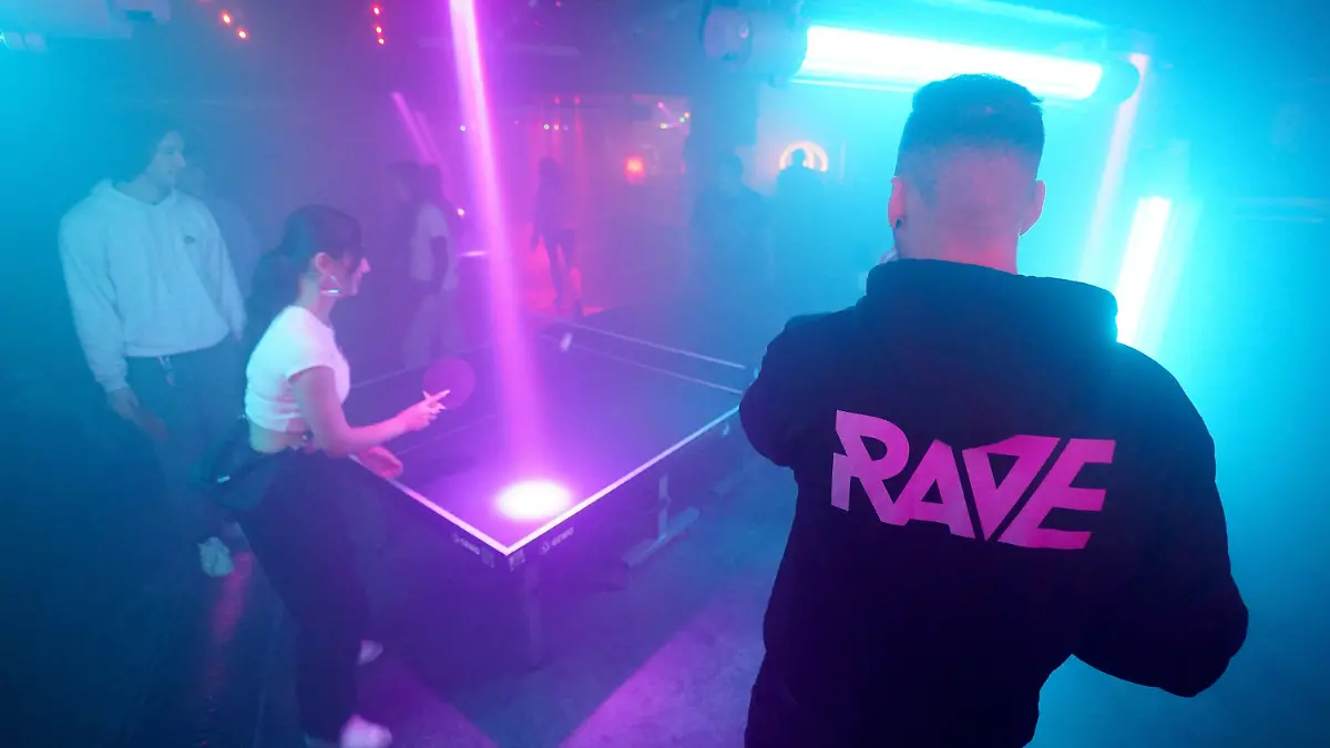 PRODUKTION - 05.01.2023, Hamburg: Clubbesucher spielen Tischtennis-Rundlauf zu wuchtigen Techno-Beats während der wöchentlichen Veranstaltung ·Topspin Techno· im Solar Club im Baalsaal auf der Reeperbahn. Techno, Tischtennis, Topspin - was als Idee für ein oder zwei Events startete, hat sich mittlerweile in der Hamburger Techno-Szene fast schon als Pflichttermin an Donnerstagen entwickelt. Wer Lust auf Tischtennis-Rundlauf und Sets von Hamburger DJs hat ist bei Topspin auf jeden Fall an der richtigen Adresse. (zu dpa ·Topspin Techno - Tischtennis im Szeneclub·) Foto: Marcus Brandt/dpa +++ dpa-Bildfunk +++