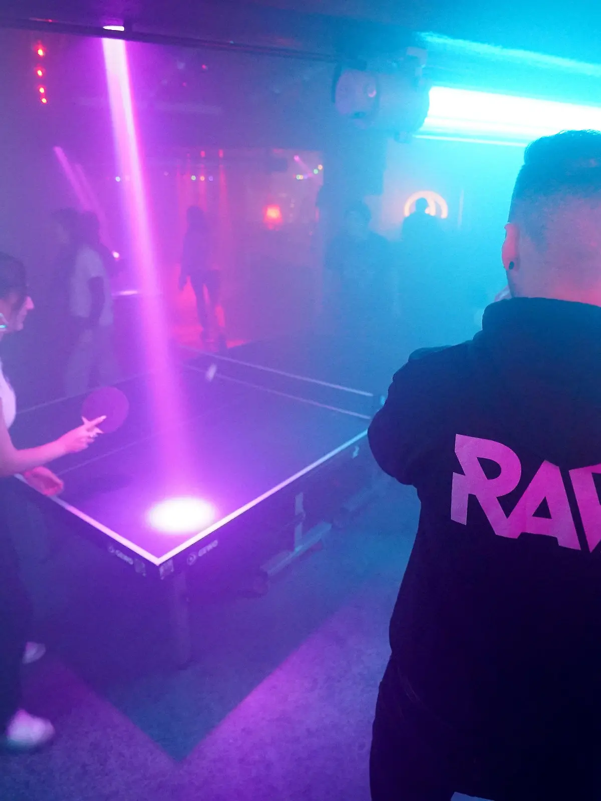 PRODUKTION - 05.01.2023, Hamburg: Clubbesucher spielen Tischtennis-Rundlauf zu wuchtigen Techno-Beats während der wöchentlichen Veranstaltung ·Topspin Techno· im Solar Club im Baalsaal auf der Reeperbahn. Techno, Tischtennis, Topspin - was als Idee für ein oder zwei Events startete, hat sich mittlerweile in der Hamburger Techno-Szene fast schon als Pflichttermin an Donnerstagen entwickelt. Wer Lust auf Tischtennis-Rundlauf und Sets von Hamburger DJs hat ist bei Topspin auf jeden Fall an der richtigen Adresse. (zu dpa ·Topspin Techno - Tischtennis im Szeneclub·) Foto: Marcus Brandt/dpa +++ dpa-Bildfunk +++