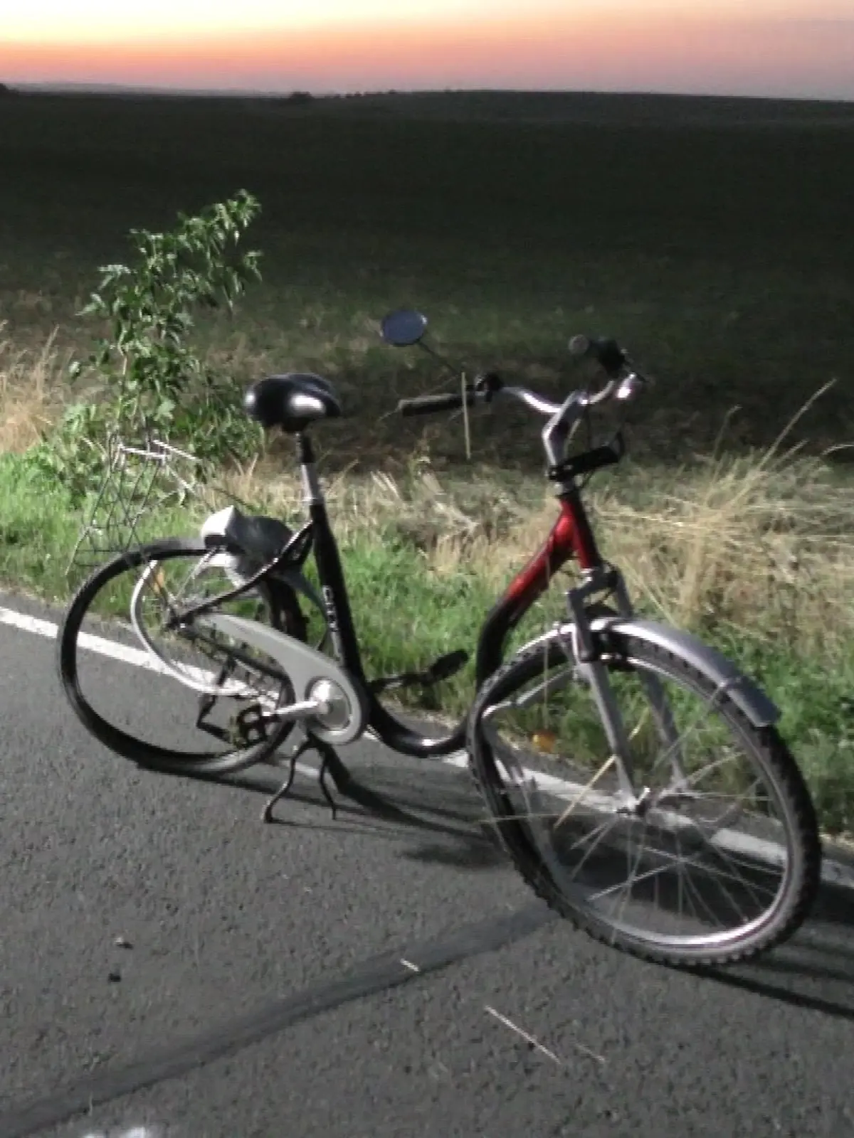 Ein Polizist sichert Spuren am Fahrrad. Ein Mann steht im Verdacht, einen Radfahrer angefahren und zum Sterben zurückgelassen zu haben.