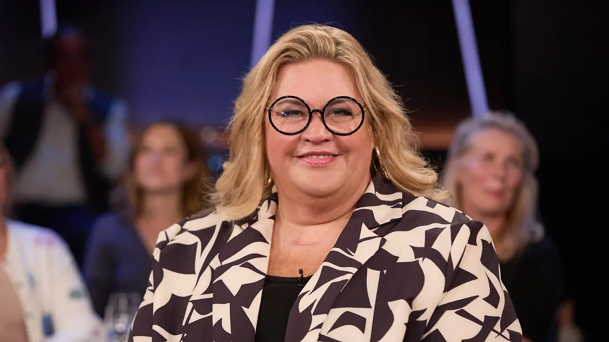 Ilka Bessin, Komikerin und Moderatorin, sitzt vor der Aufzeichnung der NDR Talk Show auf der Bühne.