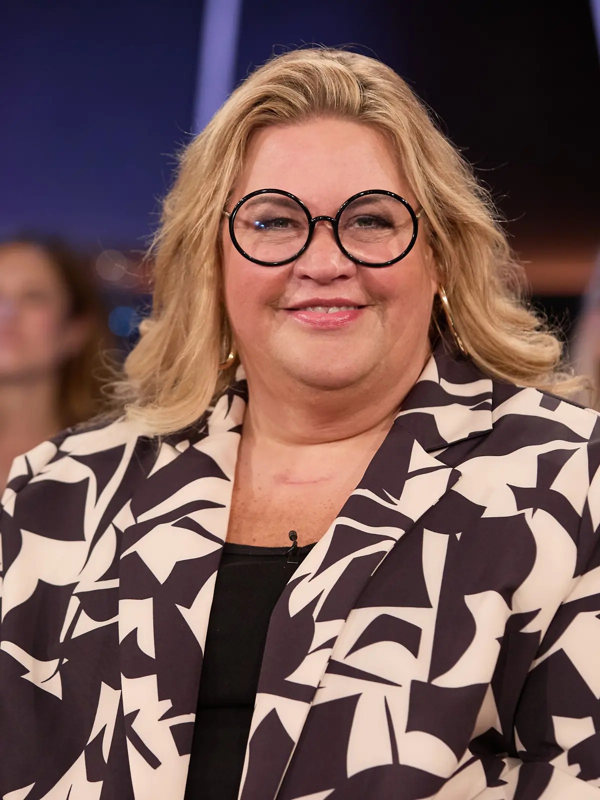Ilka Bessin, Komikerin und Moderatorin, sitzt vor der Aufzeichnung der NDR Talk Show auf der Bühne.