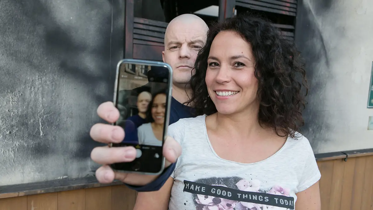 Ulrike Röseberg mit André Dietz am Set von AWZ