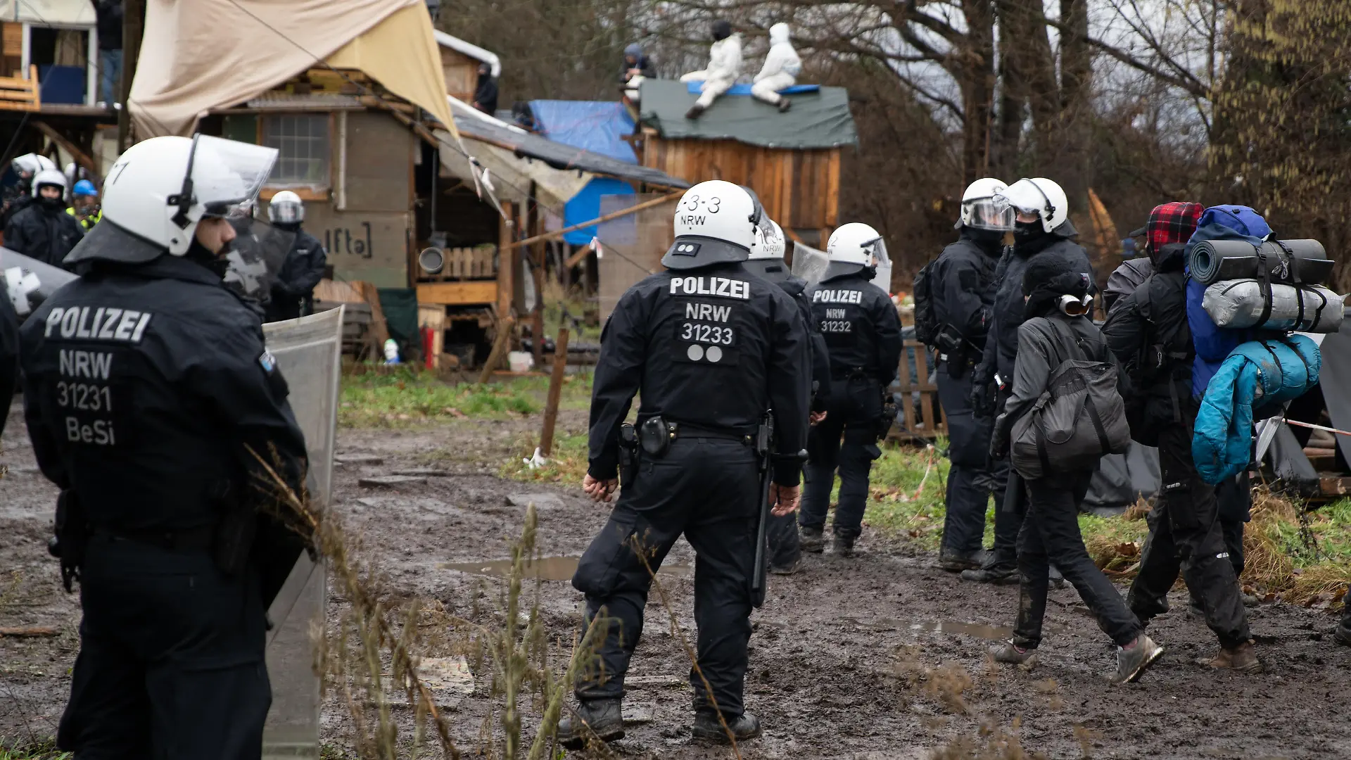 Lützerath, Deutschland - 11.01.2023
Erster Tag der polizeilichen Räumung des nordrheinwestfälischen Dorfs Lützerath. Lützerath liegt direkt am Rand des RWE Braunkohletagebaus Garzweiler, Klimaschützer haben einen Häuser im Dorf besetzt und ein Hüttendorf errichtet um für den Erhalt des Dorfes und einen schnelleren Kohleausstieg zu protestieren.
Foto: Björn Kietzmann