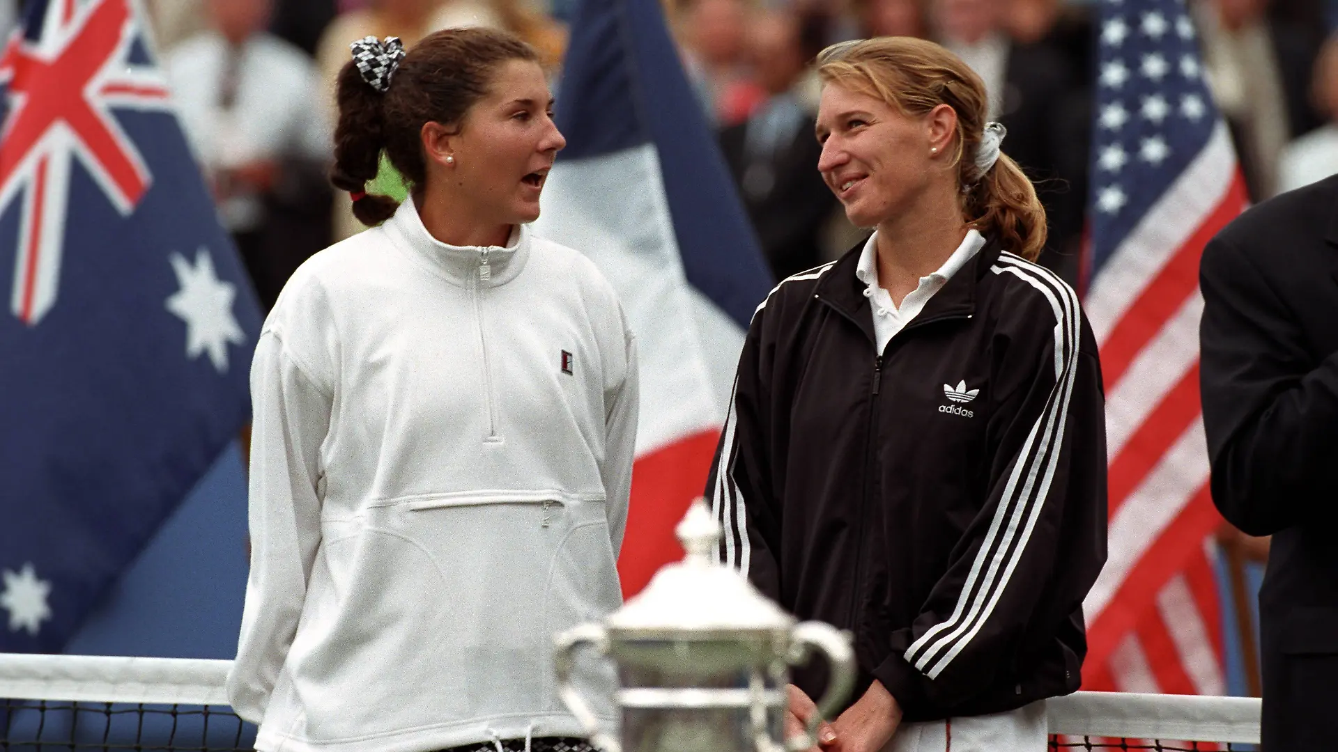 Monica Seles (links) steht neben Steffi Graf auf dem Tennisplatz