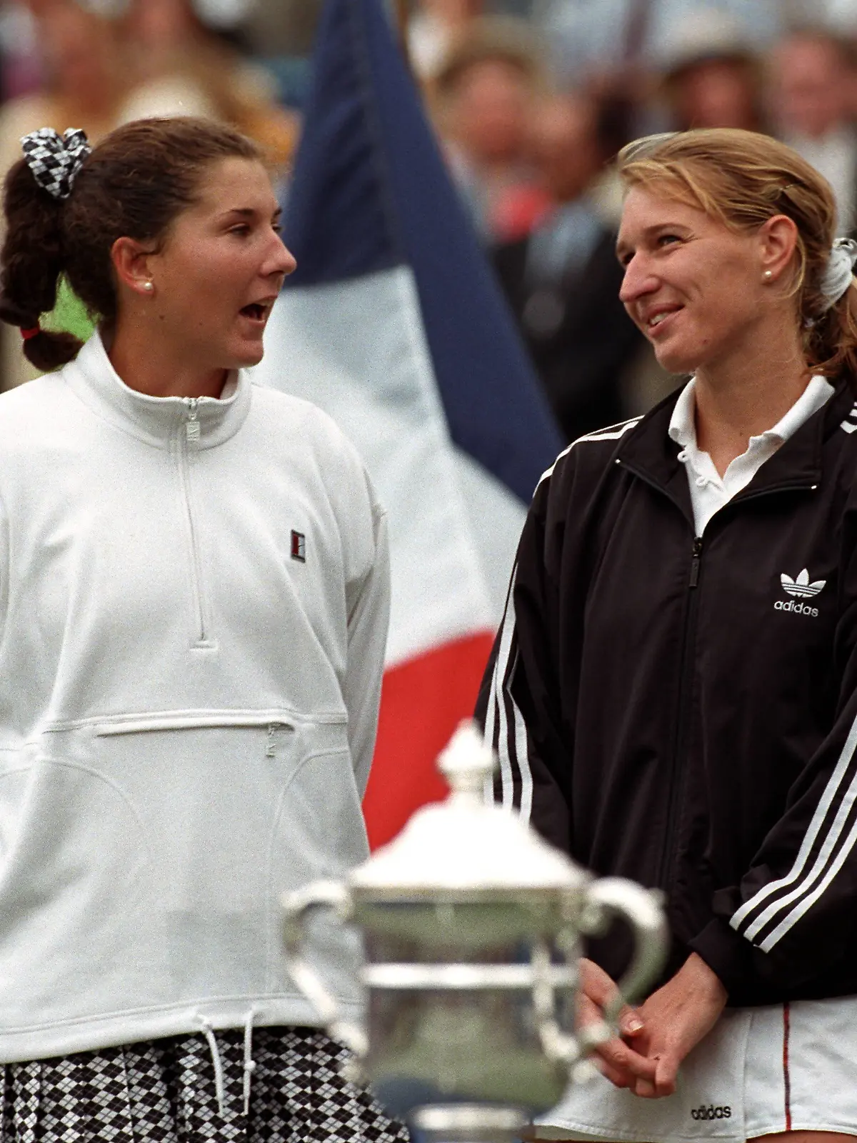 Monica Seles (links) steht neben Steffi Graf auf dem Tennisplatz