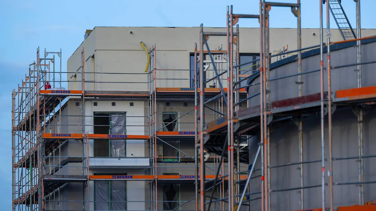 ARCHIV - 28.10.2022, Berlin: Ein Baugerüst steht an der Fassade von einem nicht fertig gebauten Wohnhaus auf einer Baustelle im Berliner Süden. Die deutsche Bauwirtschaft warnt vor einem Einbruch im Wohnungsbau und fordert Unterstützung von der Politik. (zu dpa "Baubranche verlangt Erleichterungen für Wohnungsbau") Foto: Monika Skolimowska/dpa +++ dpa-Bildfunk +++