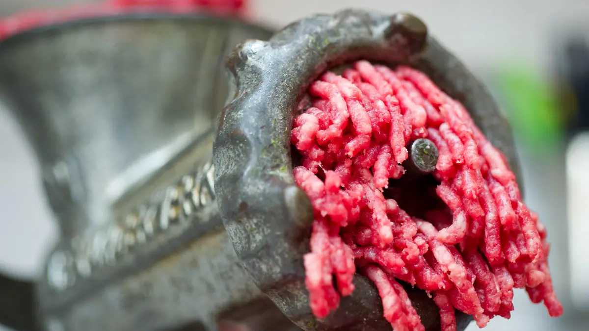 ILLUSTRATION - Rindfleisch wird am 14.02.2013 in Frankfurt (Oder) (Brandenburg) durch einen Fleischwolf gedreht. In den vergangenen Wochen waren in mehreren Ländern der EU Fertiggerichte entdeckt worden, in denen statt des angegebenen Rindfleischs auch Pferdefleisch verarbeitet worden war. Foto: Patrick Pleul/dpa +++(c) dpa - Bildfunk+++