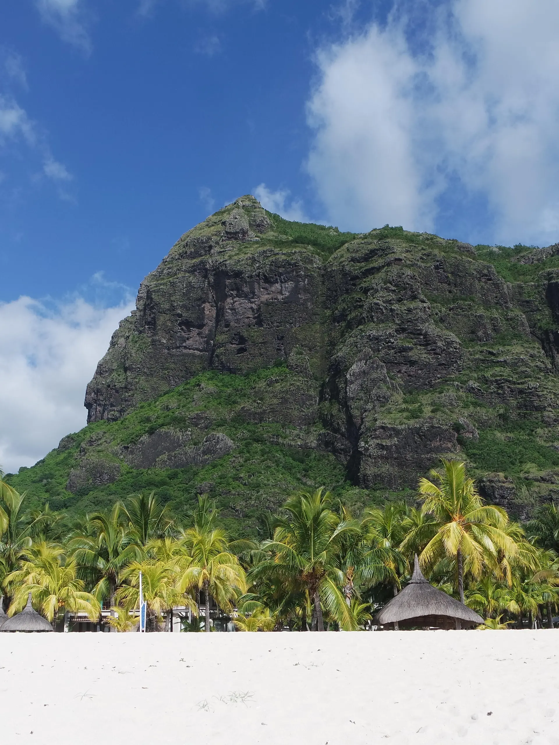 Bild zu: "Deutscher (20) stürzt beim Bergsteigen auf Mauritius in den Tod"