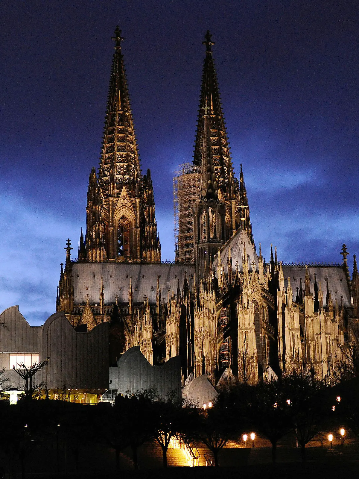 ARCHIV - Der Kölner Dom, aufgenommen bei Nacht mit dem Museum Ludwig am 27.11.2009. Foto: Oliver Berg/dpa (zu dpa "Dompropst will QR-Codes im Kölner Dom" vom 13.04.2015) +++(c) dpa - Bildfunk+++