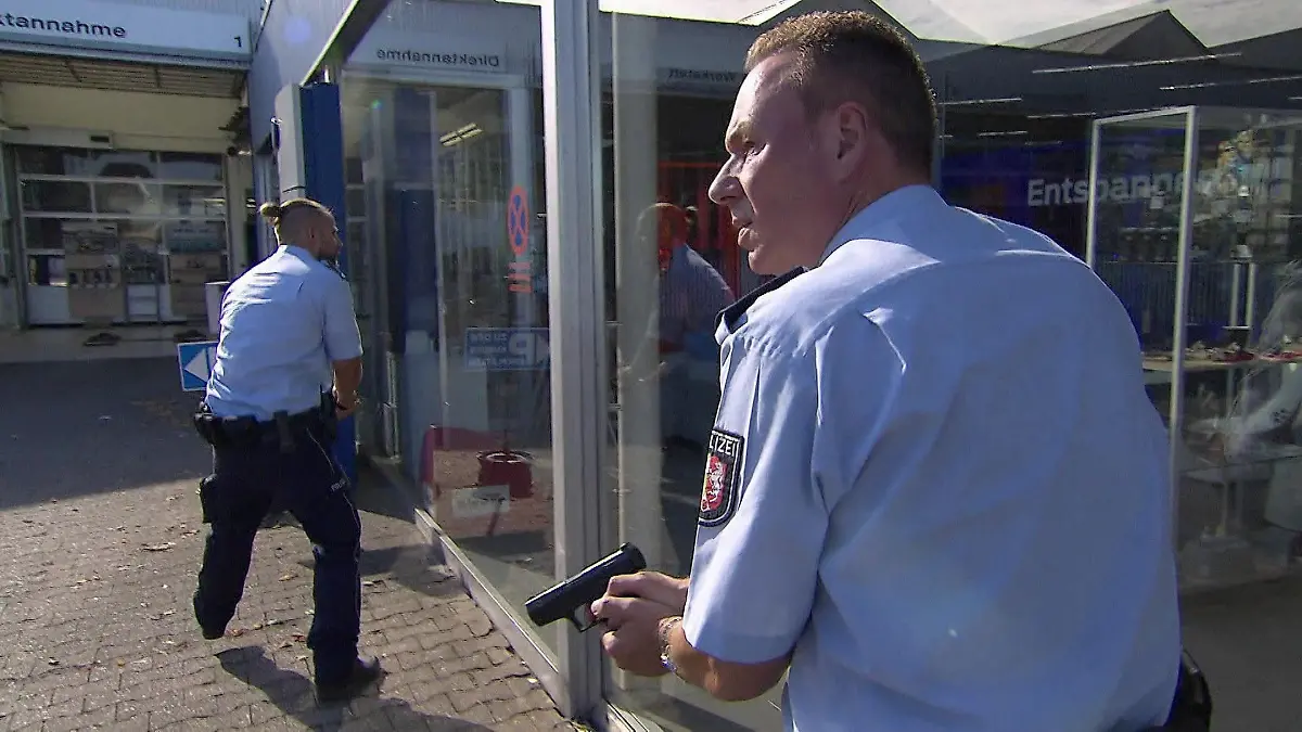 Frau in Autohaus überfallen und entführt