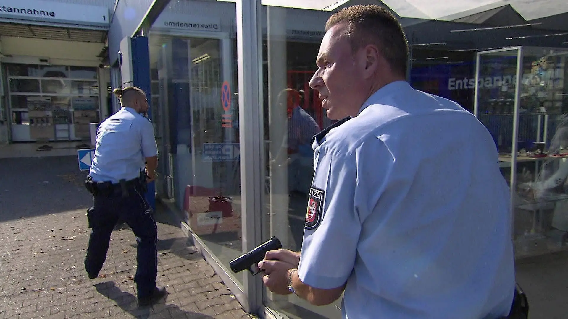 Frau in Autohaus überfallen und entführt