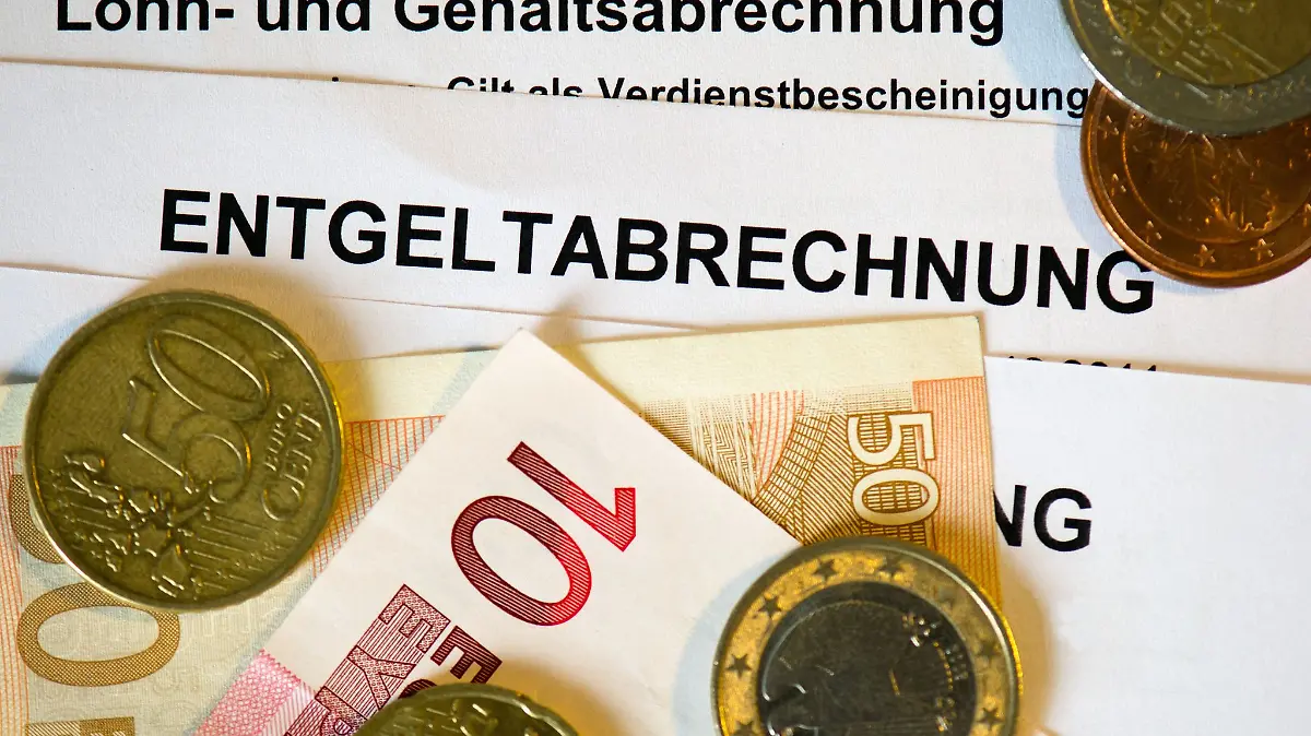 Selbst wer nur Mindestlohn verdient, hat einer Studie zufolge bei einem Vollzeitjob mehr Geld als im Bürgergeld. (Symbolbild)