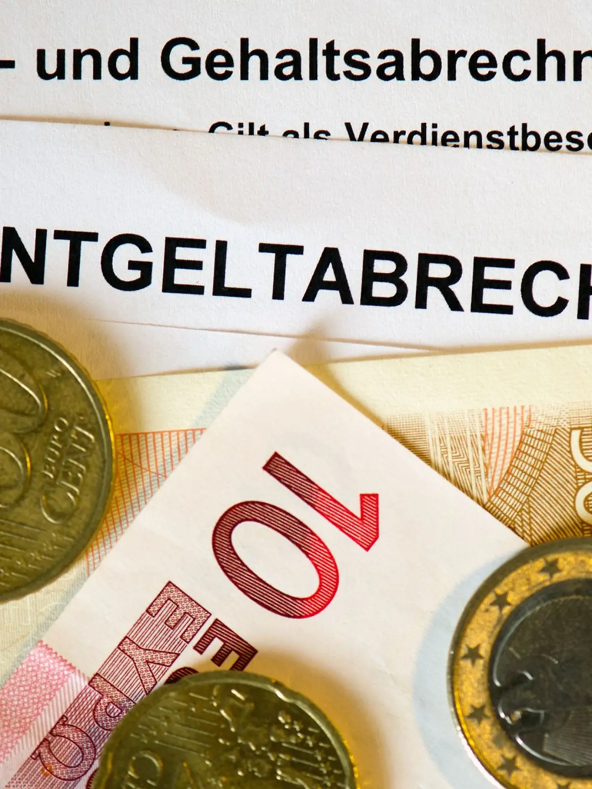 Bild zu: "Mindestlohn oder Bürgergeld? Studie zeigt, wer am Ende mehr Geld in der Tasche hat  "