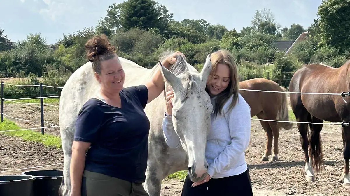 Pernille (links) und Angelina mit ihrem aktuellen Pferd Mogens.