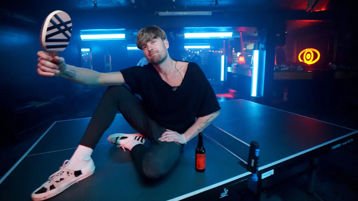 PRODUKTION - 05.01.2023, Hamburg: Kai Kaden, Mit-Veranstalter der wöchentlichen Veranstaltung ·Topspin Techno· im Solar Club im Baalsaal auf der Reeperbahn, sitzt auf einer Tischtennisplatte. Techno, Tischtennis, Topspin - was als Idee für ein oder zwei Events startete, hat sich mittlerweile in der Hamburger Techno-Szene fast schon als Pflichttermin an Donnerstagen entwickelt. Wer Lust auf Tischtennis-Rundlauf und Sets von Hamburger DJs hat ist bei Topspin auf jeden Fall an der richtigen Adresse. (zu dpa ·Topspin Techno - Tischtennis im Szeneclub·) Foto: Marcus Brandt/dpa +++ dpa-Bildfunk +++