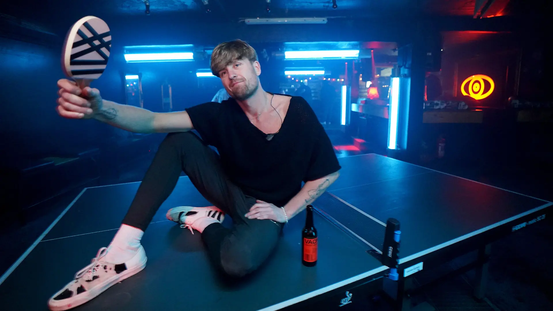 PRODUKTION - 05.01.2023, Hamburg: Kai Kaden, Mit-Veranstalter der wöchentlichen Veranstaltung ·Topspin Techno· im Solar Club im Baalsaal auf der Reeperbahn, sitzt auf einer Tischtennisplatte. Techno, Tischtennis, Topspin - was als Idee für ein oder zwei Events startete, hat sich mittlerweile in der Hamburger Techno-Szene fast schon als Pflichttermin an Donnerstagen entwickelt. Wer Lust auf Tischtennis-Rundlauf und Sets von Hamburger DJs hat ist bei Topspin auf jeden Fall an der richtigen Adresse. (zu dpa ·Topspin Techno - Tischtennis im Szeneclub·) Foto: Marcus Brandt/dpa +++ dpa-Bildfunk +++