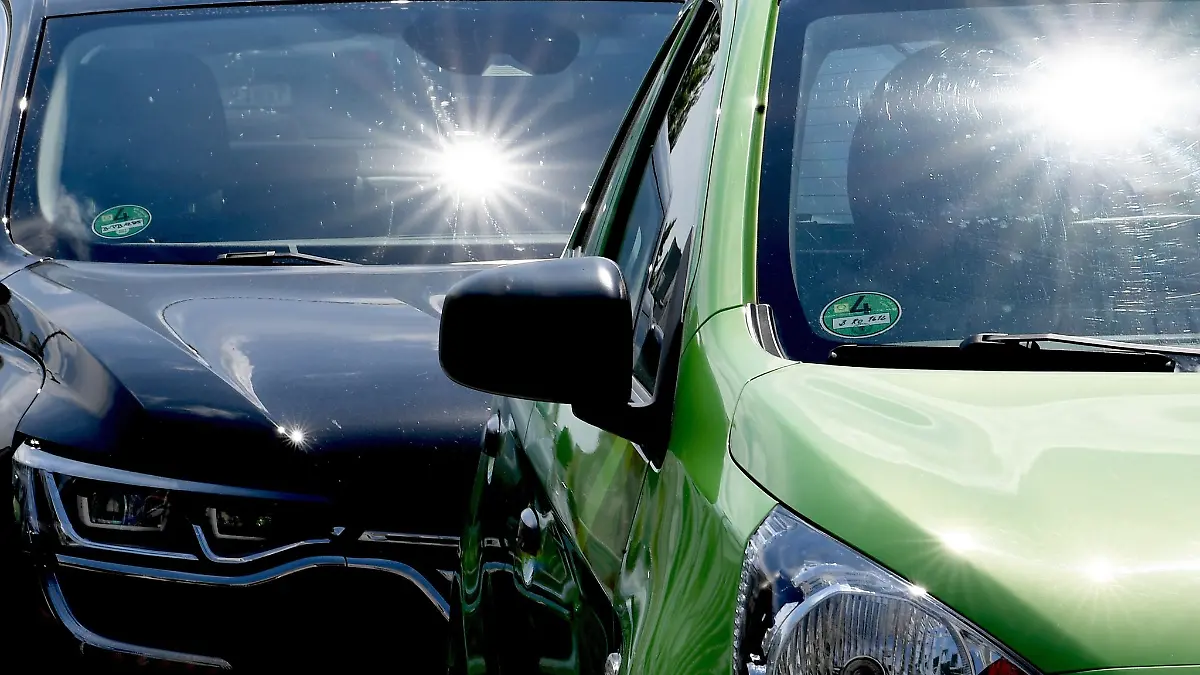 Das hätte schlimm enden können: Ein Mann lässt ein junges Kind allein im Wagen zurück - bei Hitze. (Symbolbild)