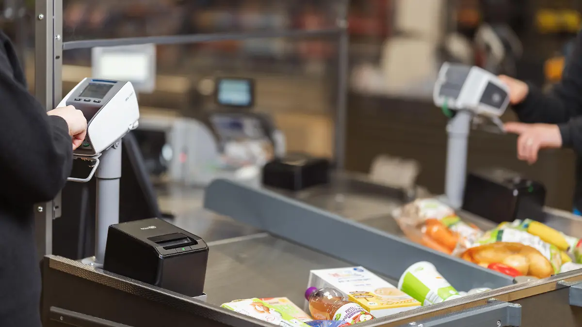 Neue Kassenzone mit doppeltem Warenschacht bei Aldi Süd.