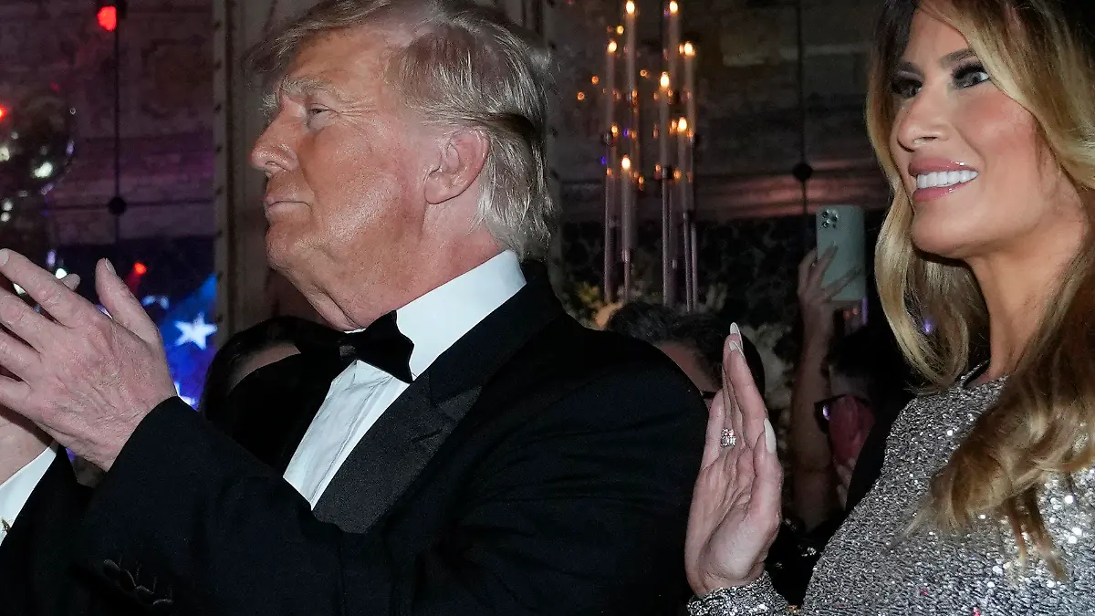 31.12.2022, USA, Palm Beach: Donald Trump, ehemaliger Präsident der USA, und Melania Trump, ehemalige First Lady, kommen in den Speisesaal zur Silvesterparty in Mar-a-Lago in Palm Beach, Florida. Foto: Lynne Sladky/AP/dpa +++ dpa-Bildfunk +++
