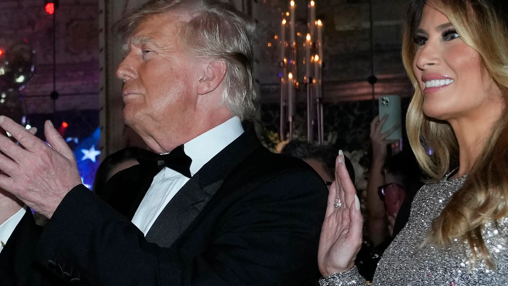 31.12.2022, USA, Palm Beach: Donald Trump, ehemaliger Präsident der USA, und Melania Trump, ehemalige First Lady, kommen in den Speisesaal zur Silvesterparty in Mar-a-Lago in Palm Beach, Florida. Foto: Lynne Sladky/AP/dpa +++ dpa-Bildfunk +++