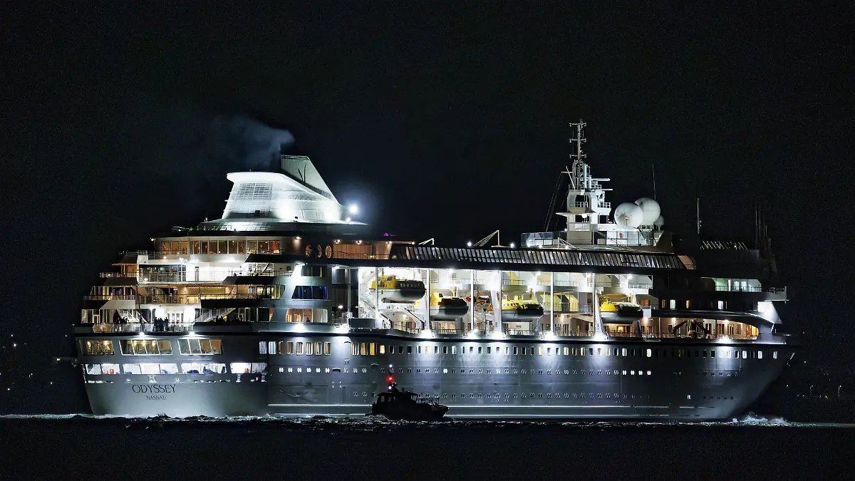 Ein Kreuzfahrtschiff bei Nacht