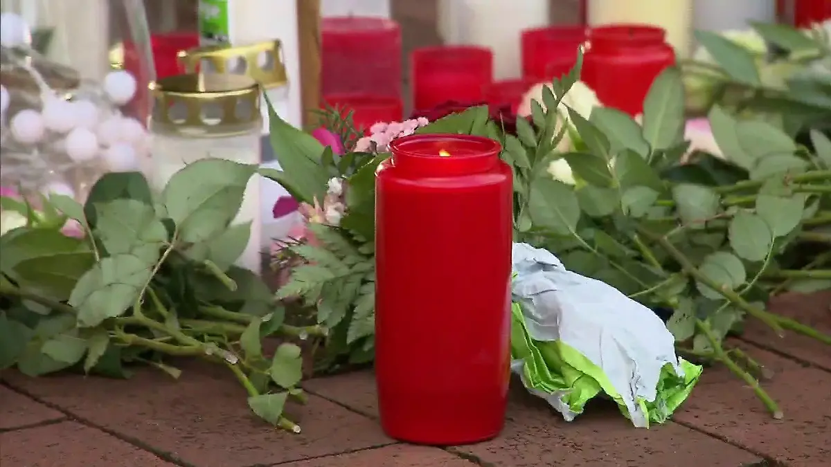 Schüler legen Blumen und Kerzen an der Berufsschule Ibbenbüren ab.