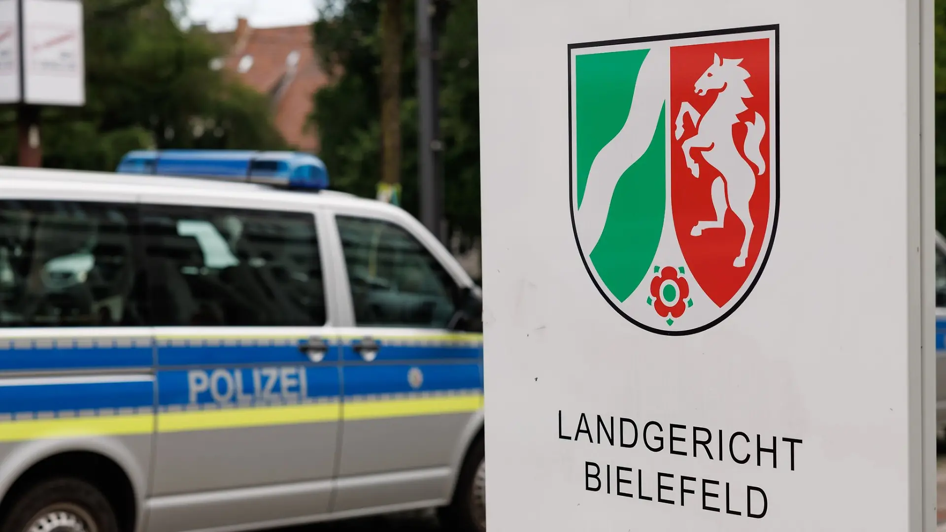 Polizeiwagen vor dem Landgericht Bielefeld
