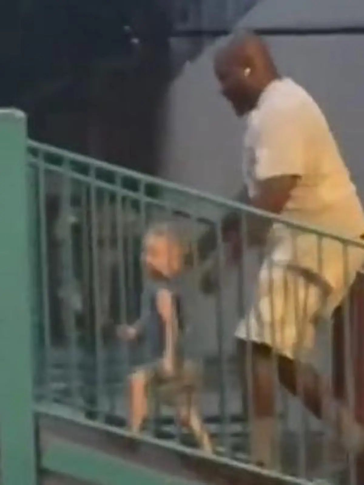 Bild zu: "Seinem toten Vater wieder ganz nah! Hier spielt Vincent (3) mit Papas Herz"