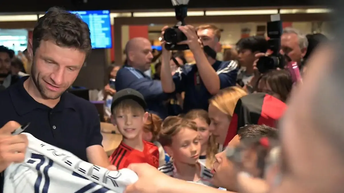Fans feiern Thomas Müller bei Ankunft in Vancouver Empfangen wie ein Popstar