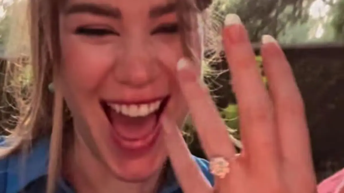 Roxanne Mckee wird heiraten.