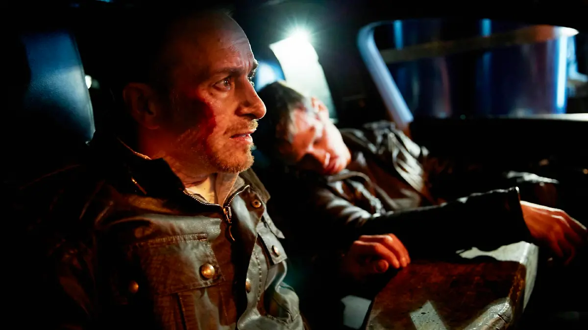 Semir (Erdogan Atalay, l.) und Alex (Vinzenz Kiefer) sind im Auto eingeklemmt und Alex verliert das Bewusstsein...
