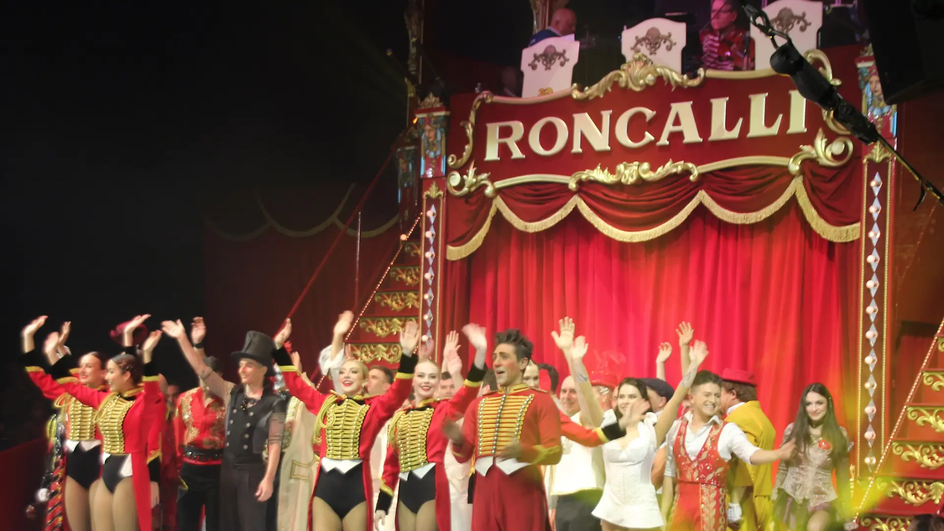 Nach einer Aufführung verabschieden sich die Artisten des Circus Roncalli von den Zuschauern. (Archiv)